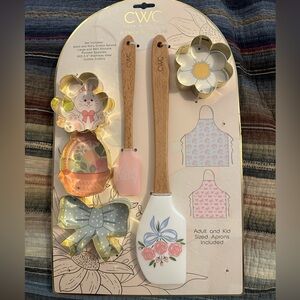 Mom & Mini Set
Floral and Bunny Cookie Cutter Set with Wooden Spatulas